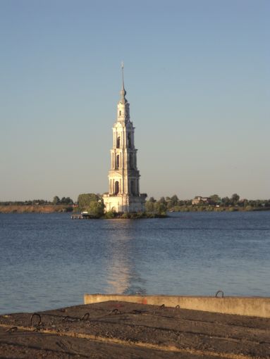 Zachrnn zvonice uprosted Volhy